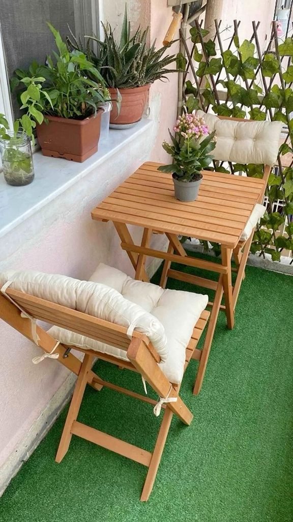 Narrow balcony using folding furniture
