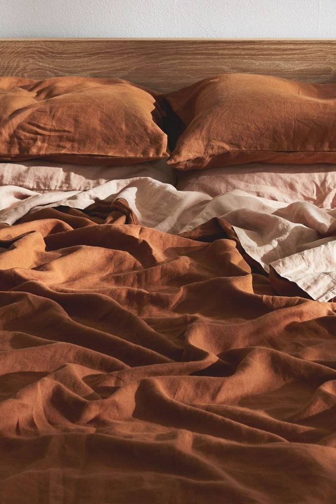 Cozy fall bedroom ideas with rust-colored fall bedding