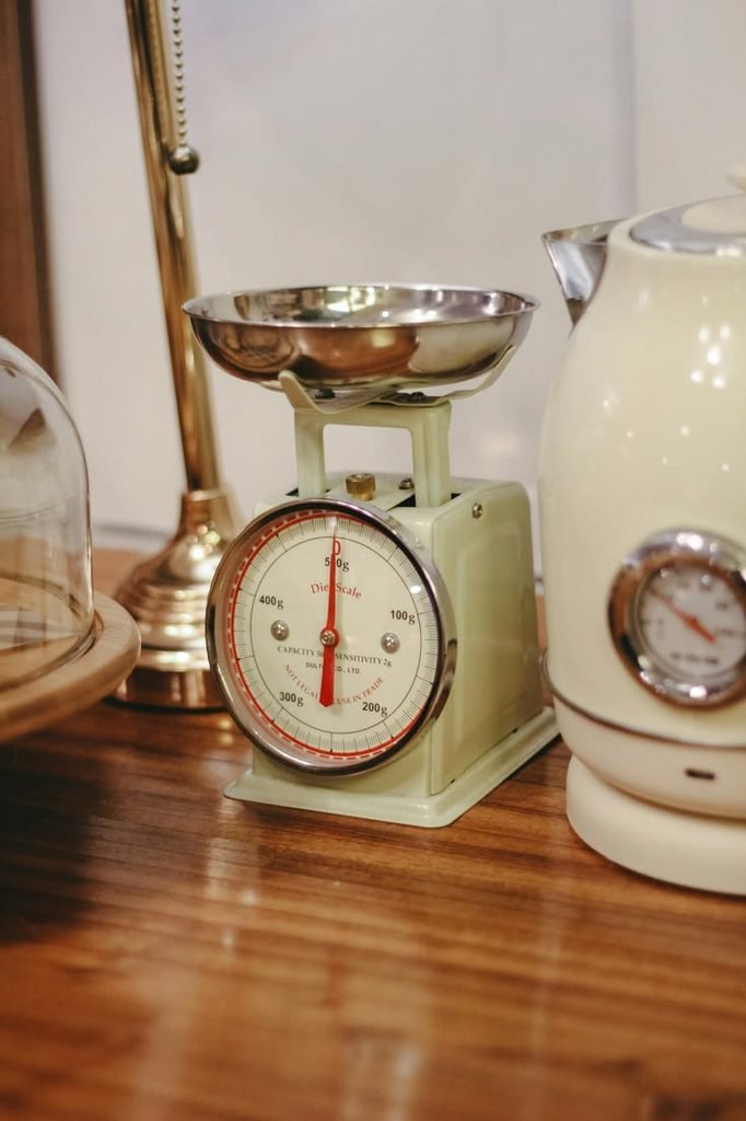 kitchen scale dengan beberapa lemon